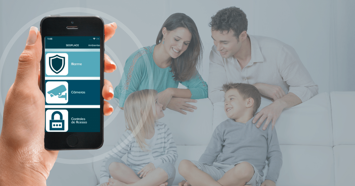 Família utilizando aplicativo Segplace